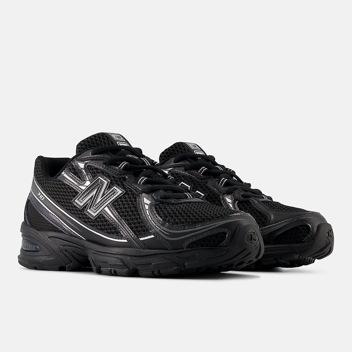 New Balance 740 — Black